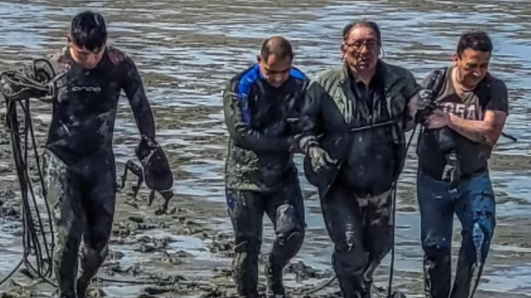Un hombre quedó atrapado en el barro mientras buscaba lombrices