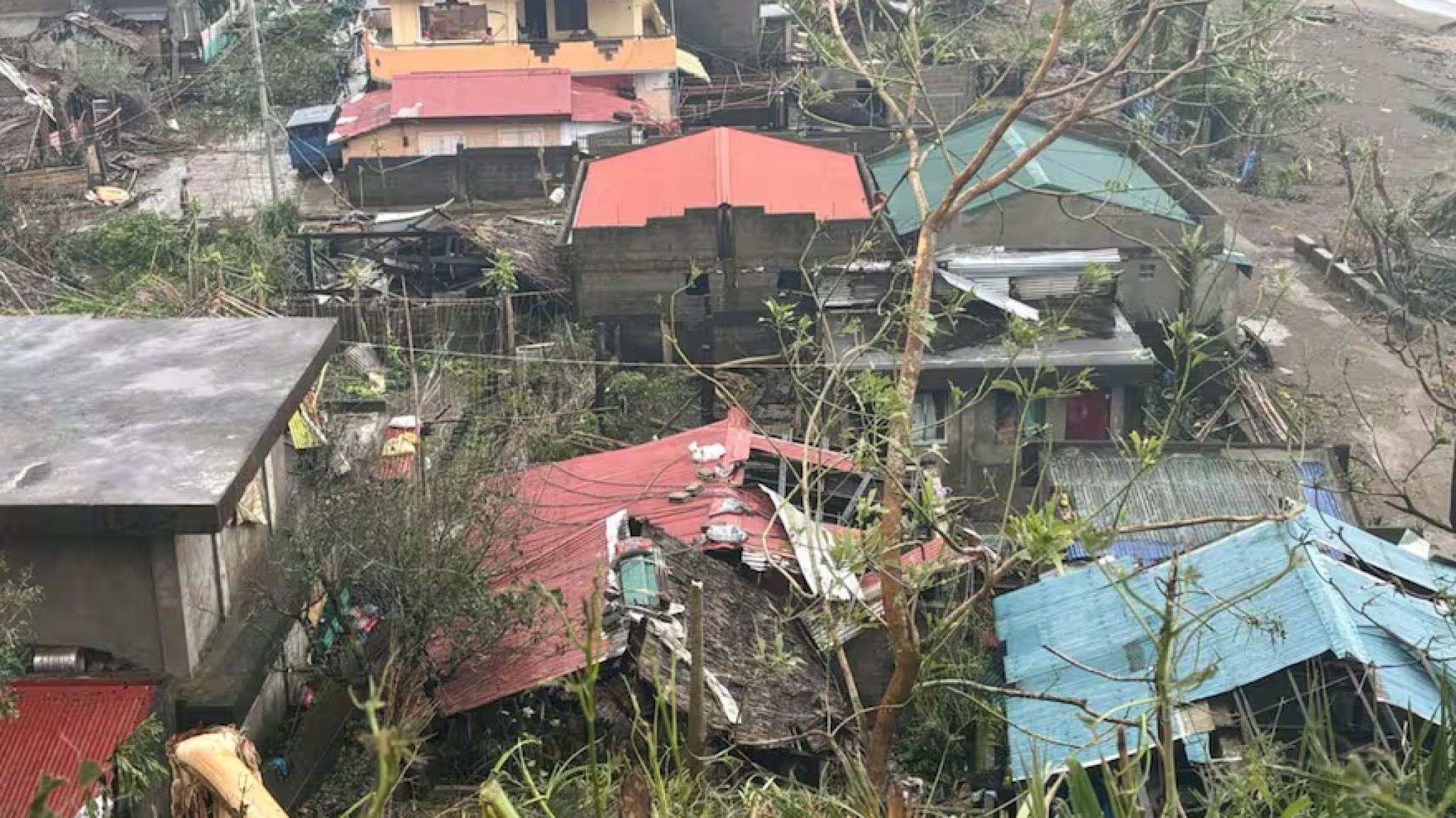 Un tifón azota Filipinas y deja al menos ocho muertos