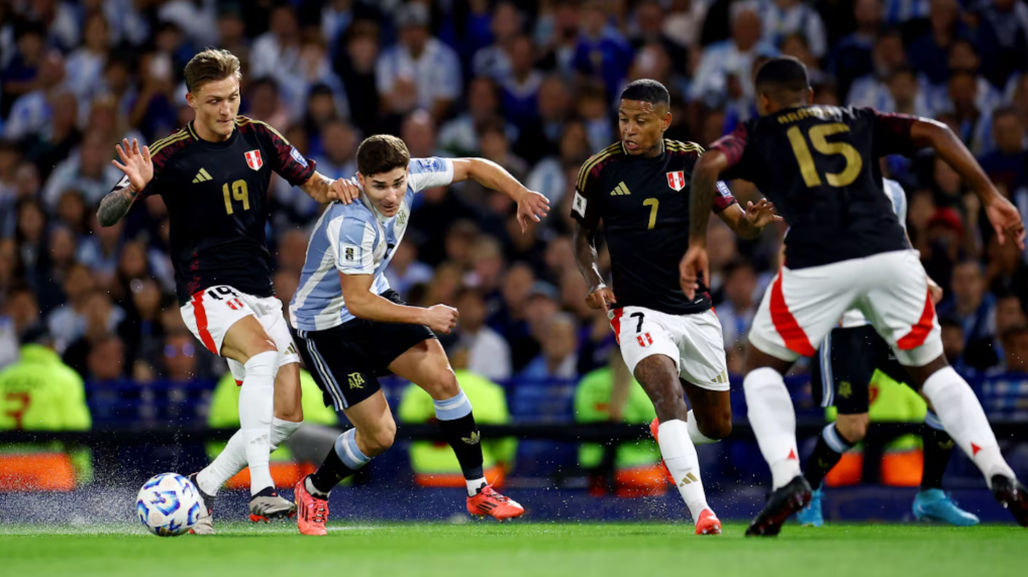 Argentina cierra el año con un triunfo 1-0 ante Perú y lidera las Eliminatorias