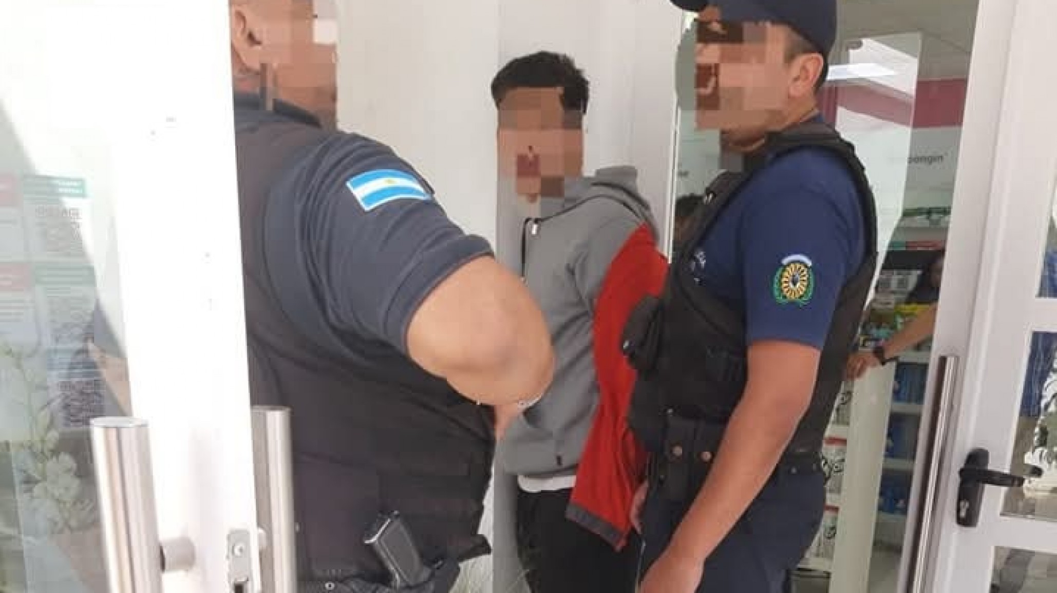 Detenido en el acto: Intentó robar un perfume en una farmacia de la Av. Kennedy