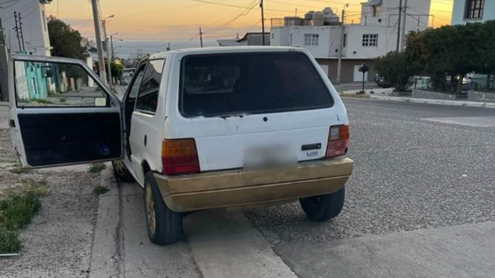 Un Fiat Uno mal estacionado en Comodoro tenía pedido de secuestro de Trelew