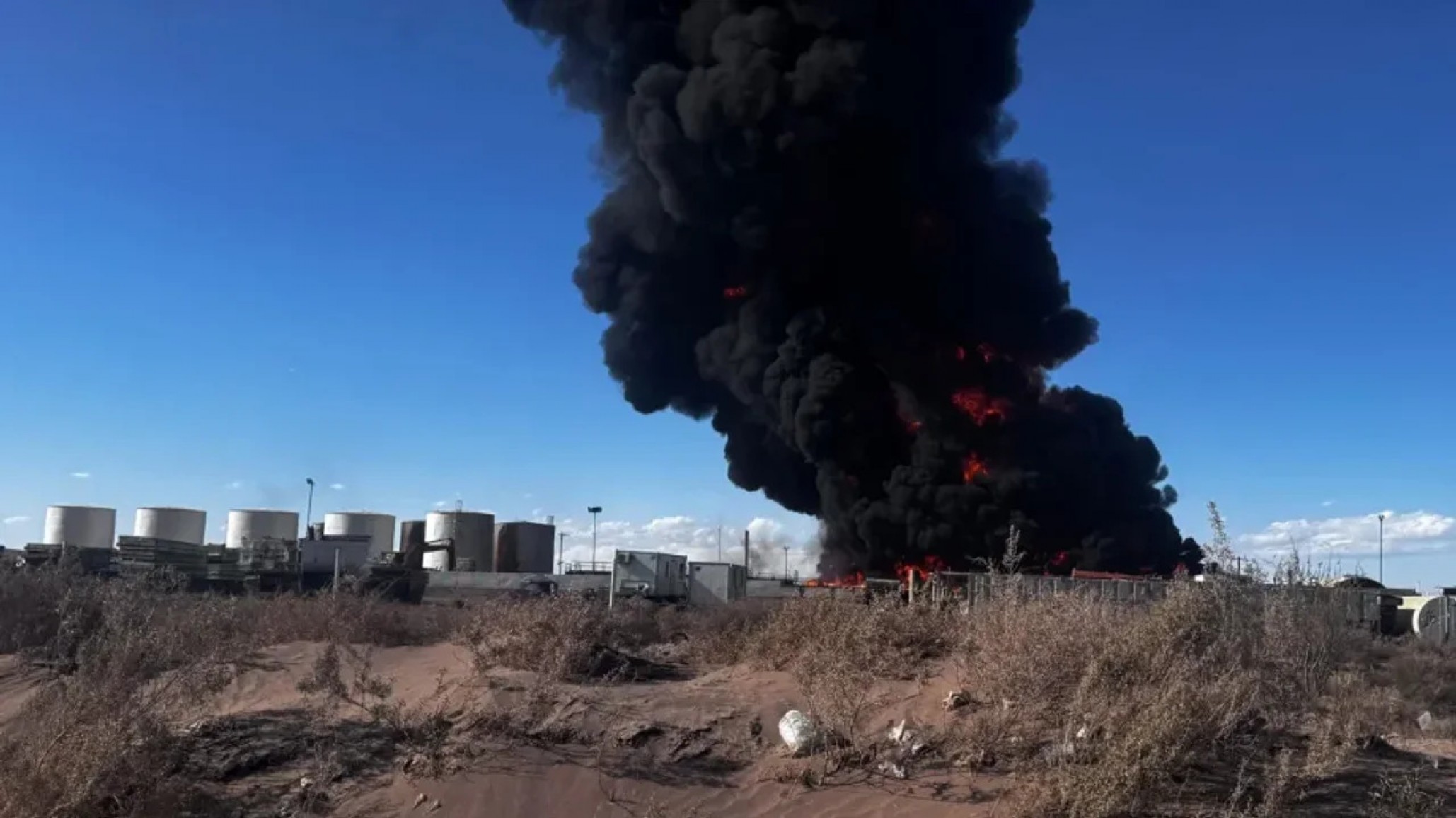 Incendio en una planta de residuos petroleros