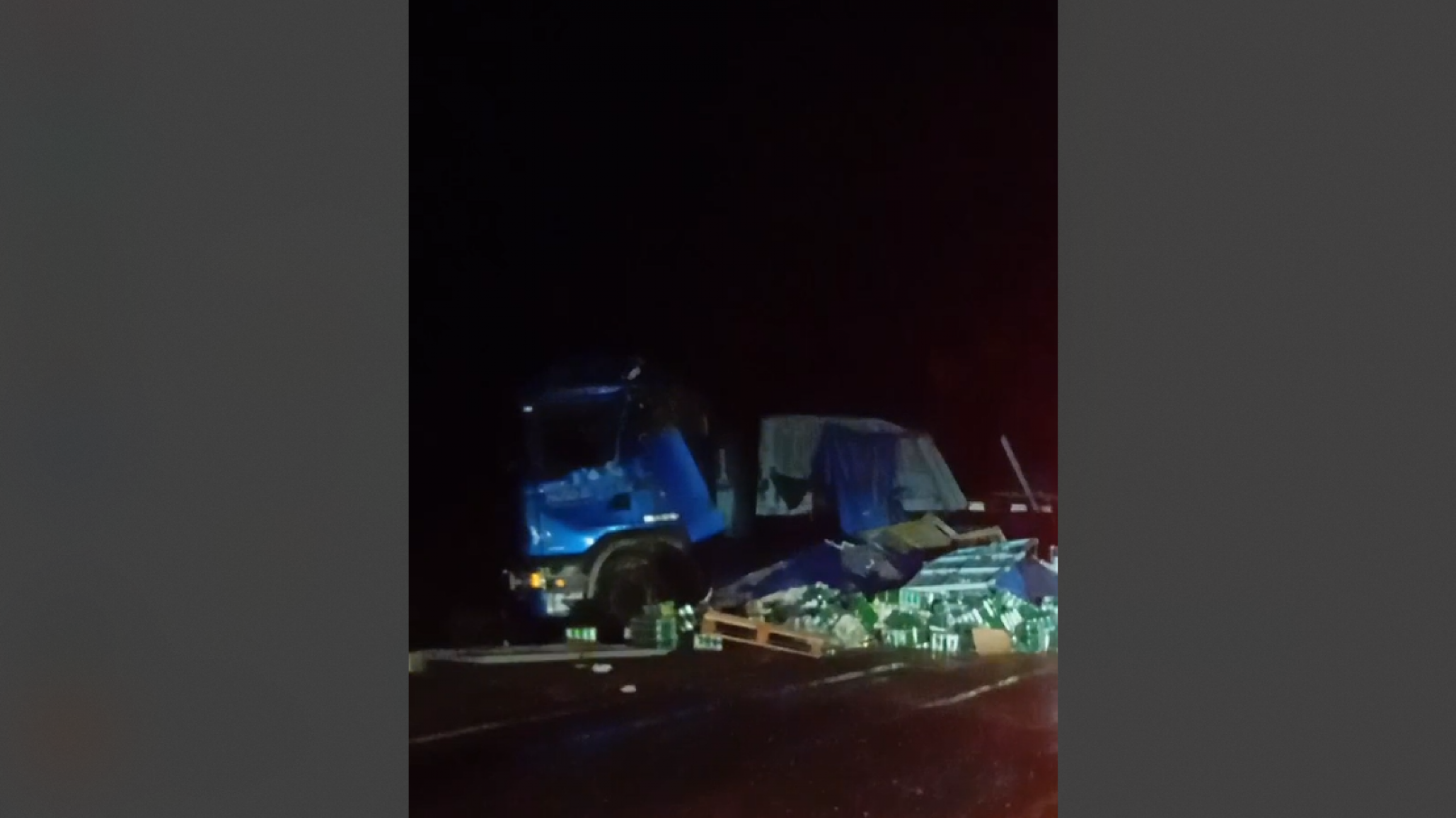 Despistó un camión con bebidas en plena Ruta 3 y dejó un carril habilitado