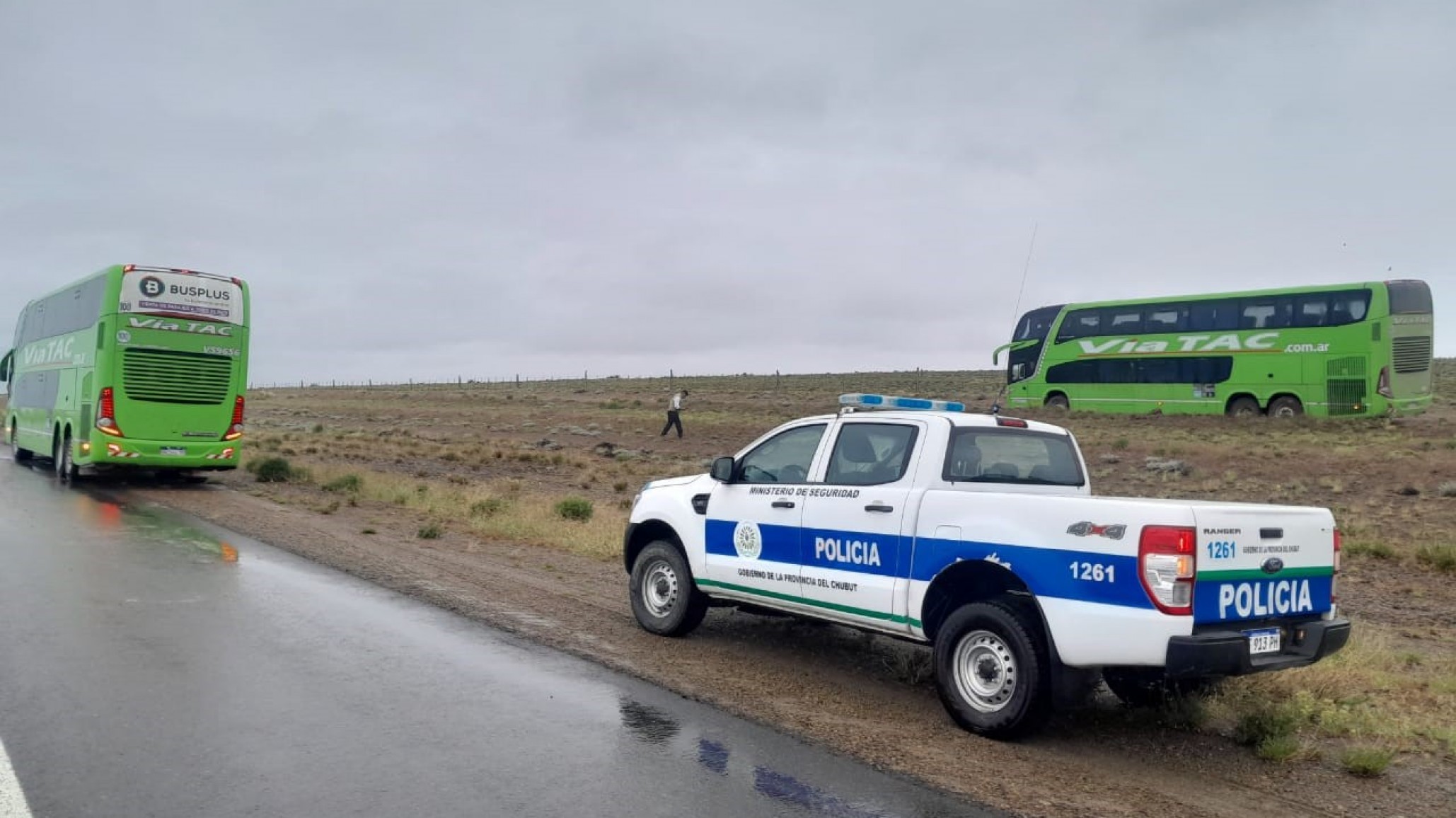 Un micro con pasajeros tuvo que ser rescatado en la Ruta 3 porque quedó encajado en el desvío producto de precipitaciones.