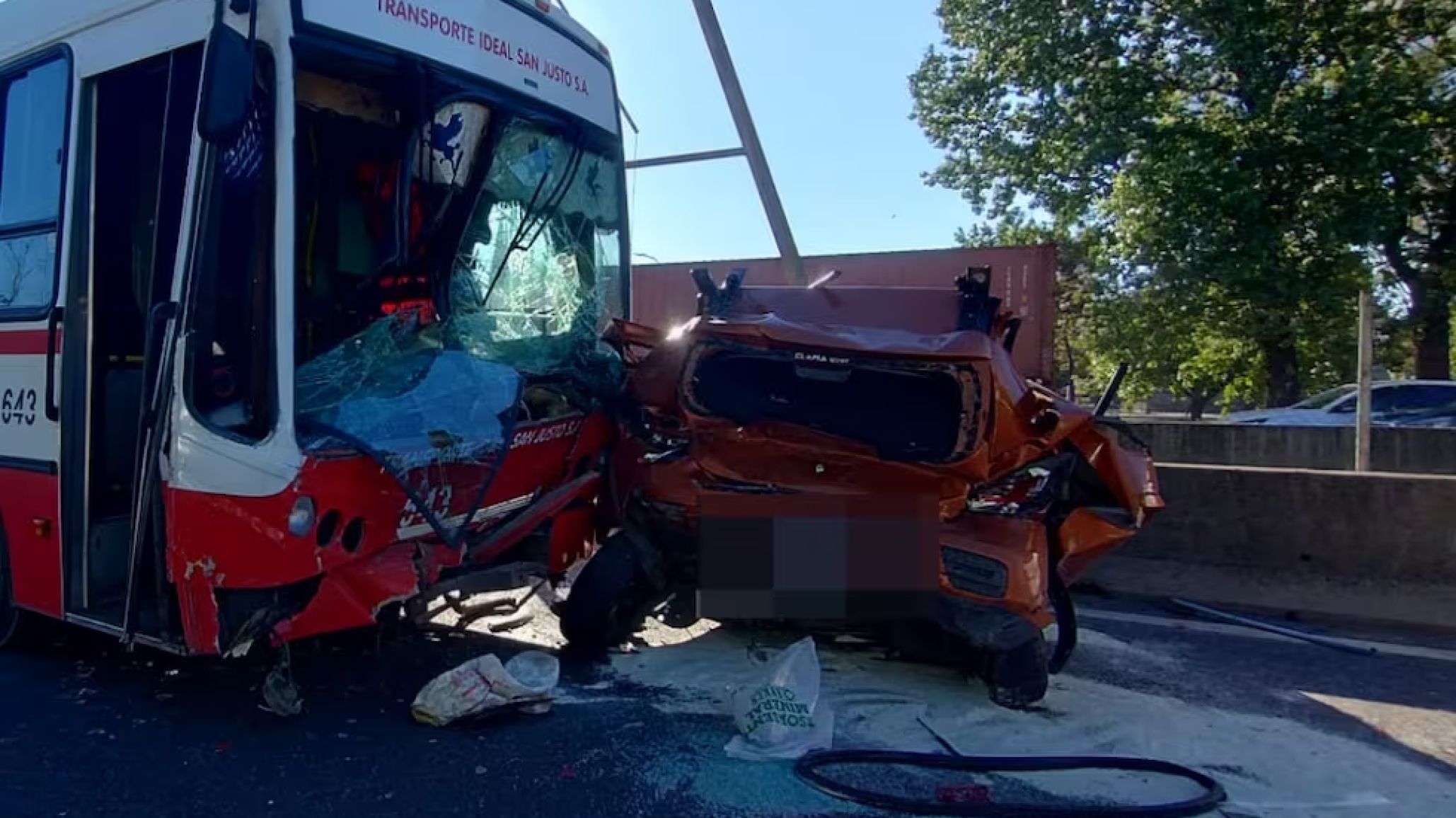 Grave accidente en la Autopista Dellepiane: un colectivo chocó con siete autos y dejó más de 20 heridos