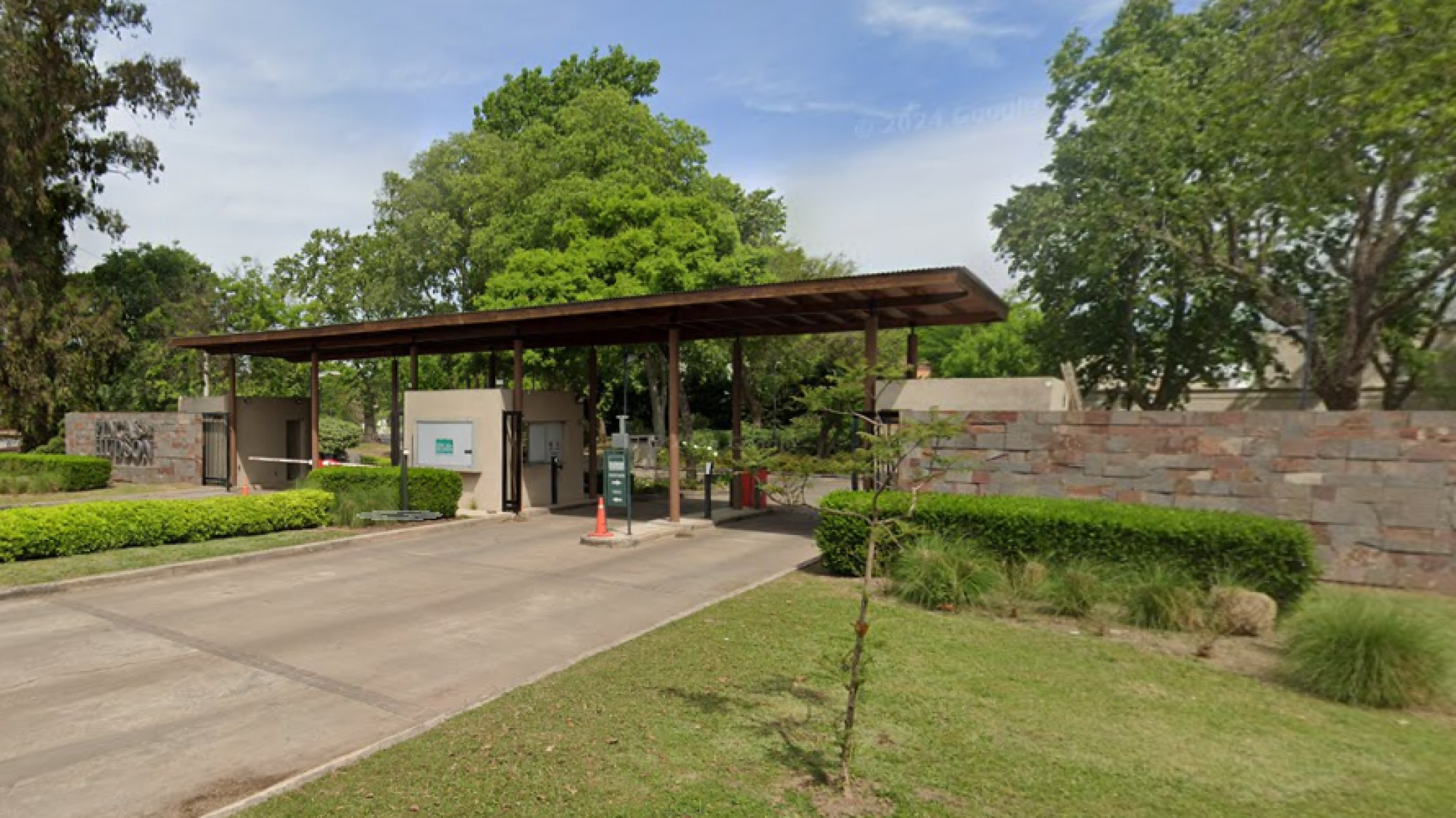 Un adolescente mató a su padre, hirió a su madre y hermana e intentó suicidarse