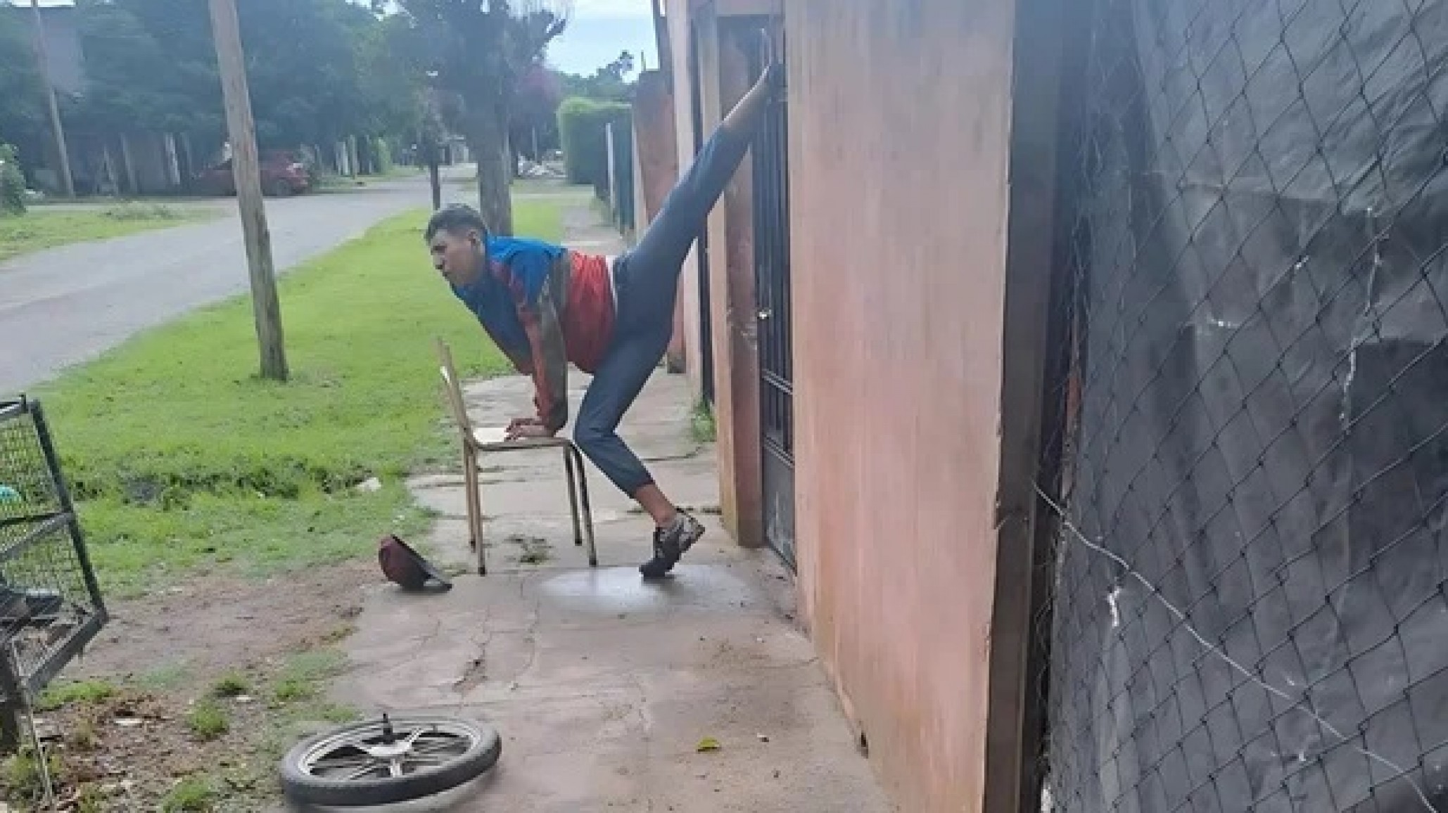 Intentó ingresar a una casa para robar y su tobillo quedó atrapado en la reja