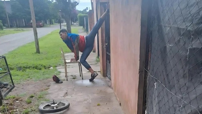 Intentó ingresar a una casa para robar y su tobillo quedó atrapado en la reja