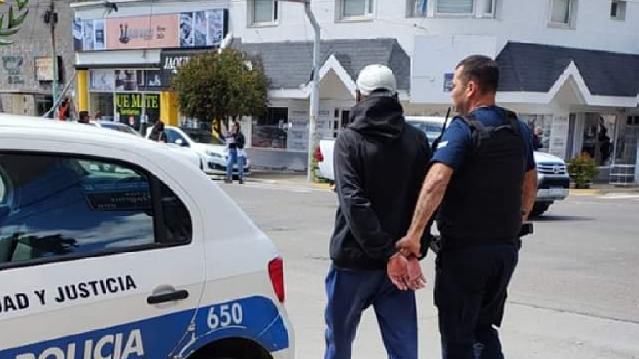 Se robó cuatro camisas, intentó escapar y la policía lo capturó en pleno centro de Comodoro