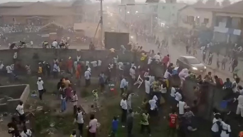 Un estampida humana en un partido de fútbol dejó al menos 56 muertos