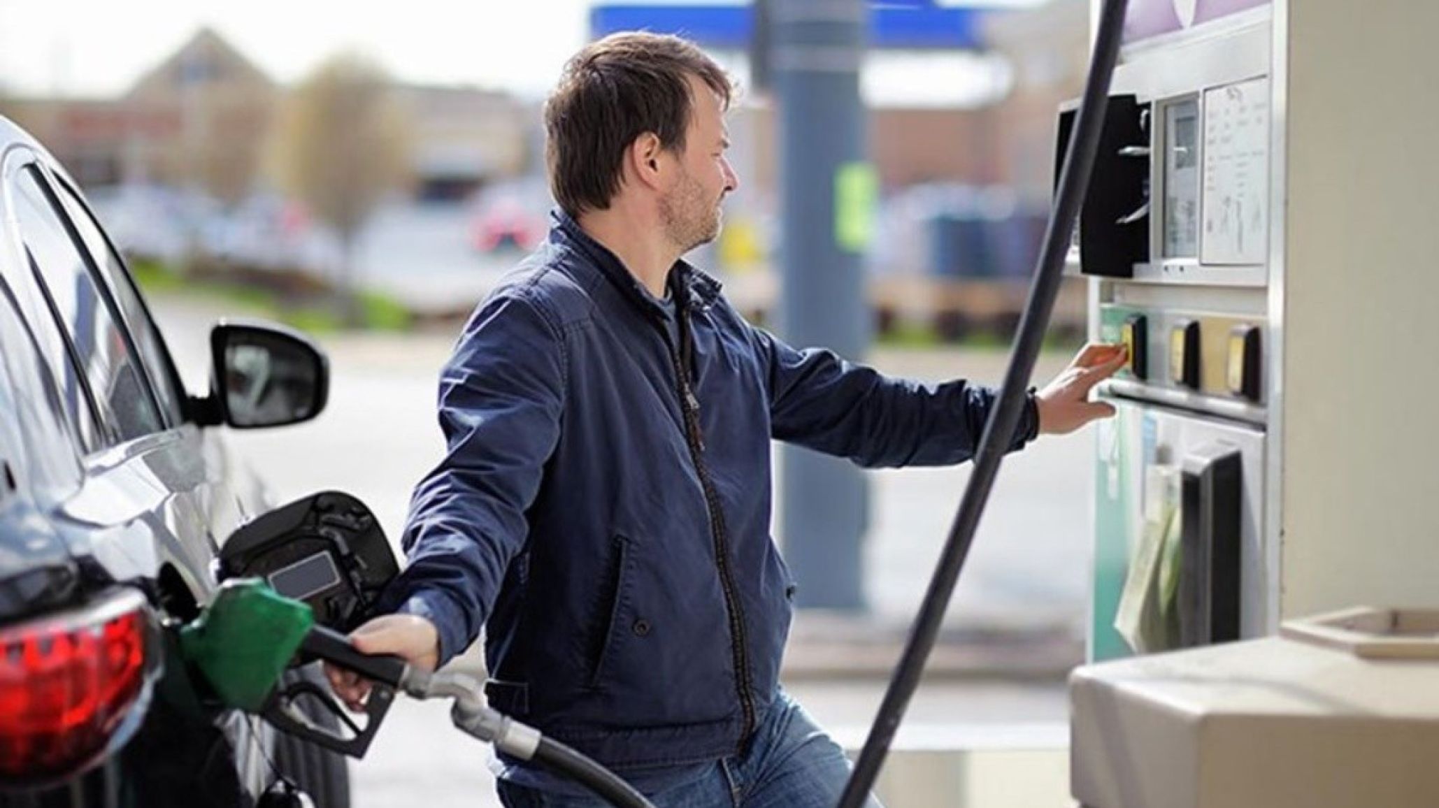 El Gobierno evalúa habilitar el autoservicio en estaciones de servicio