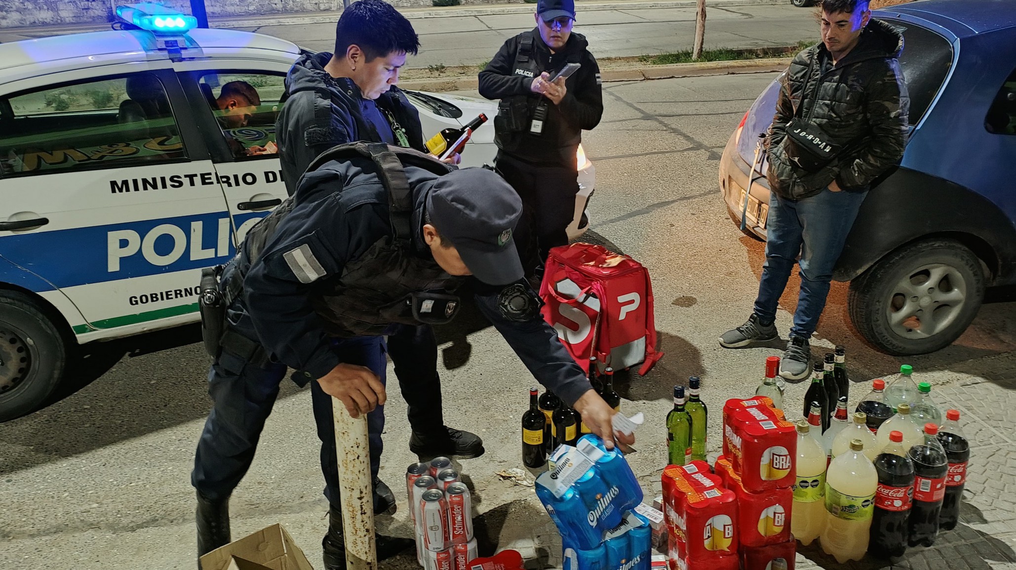 Lo atraparon vendiendo alcohol desde su auto en plena madrugada: tenía 80 latas de cerveza y más bebidas