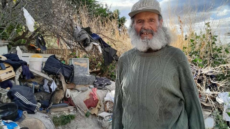 Félix, el hombre de los gatos: una historia de abandono y solidaridad en Comodoro Rivadavia