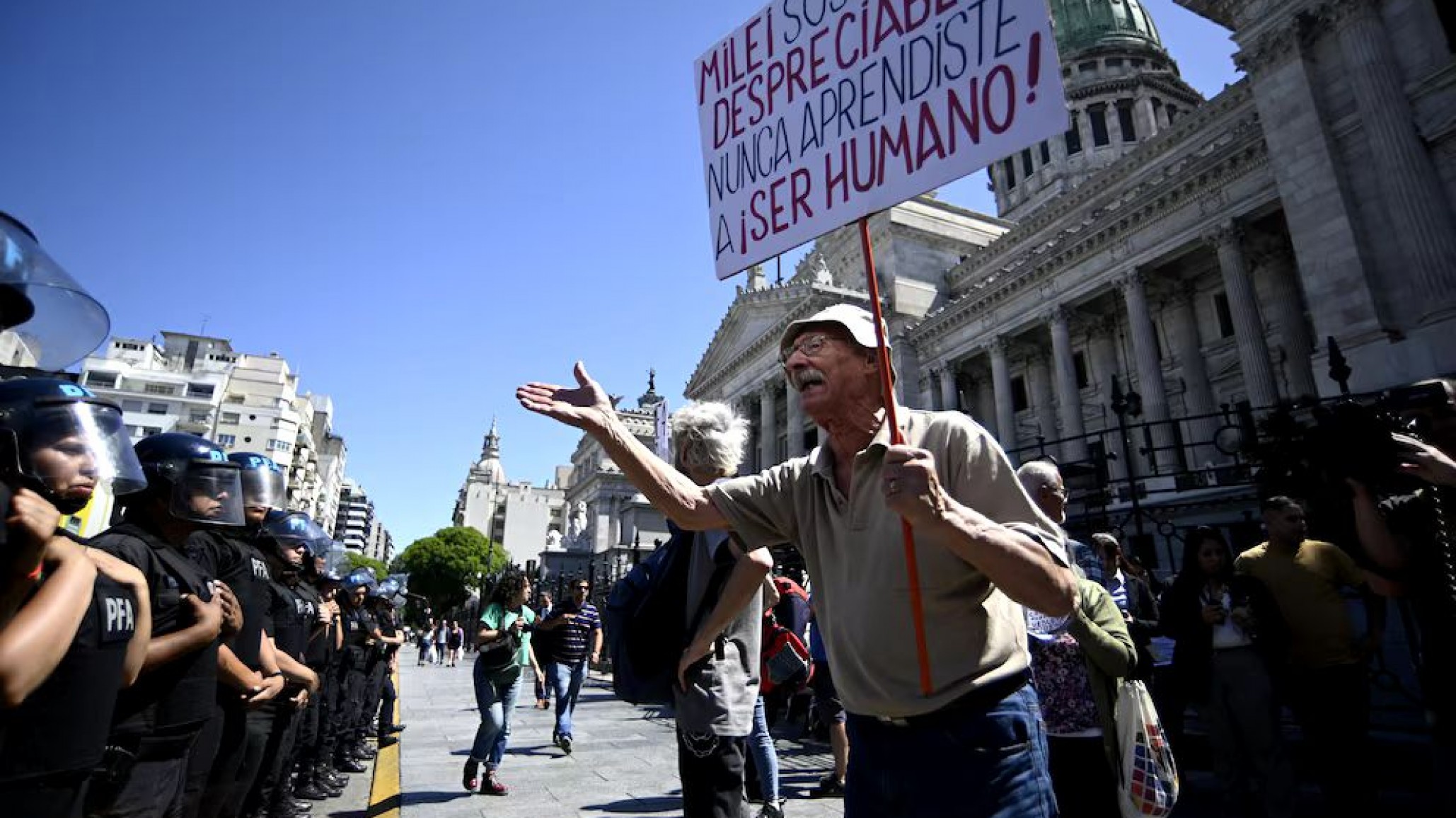Mientras reprimen a jubilados, Milei sigue bailando con la derecha mundial