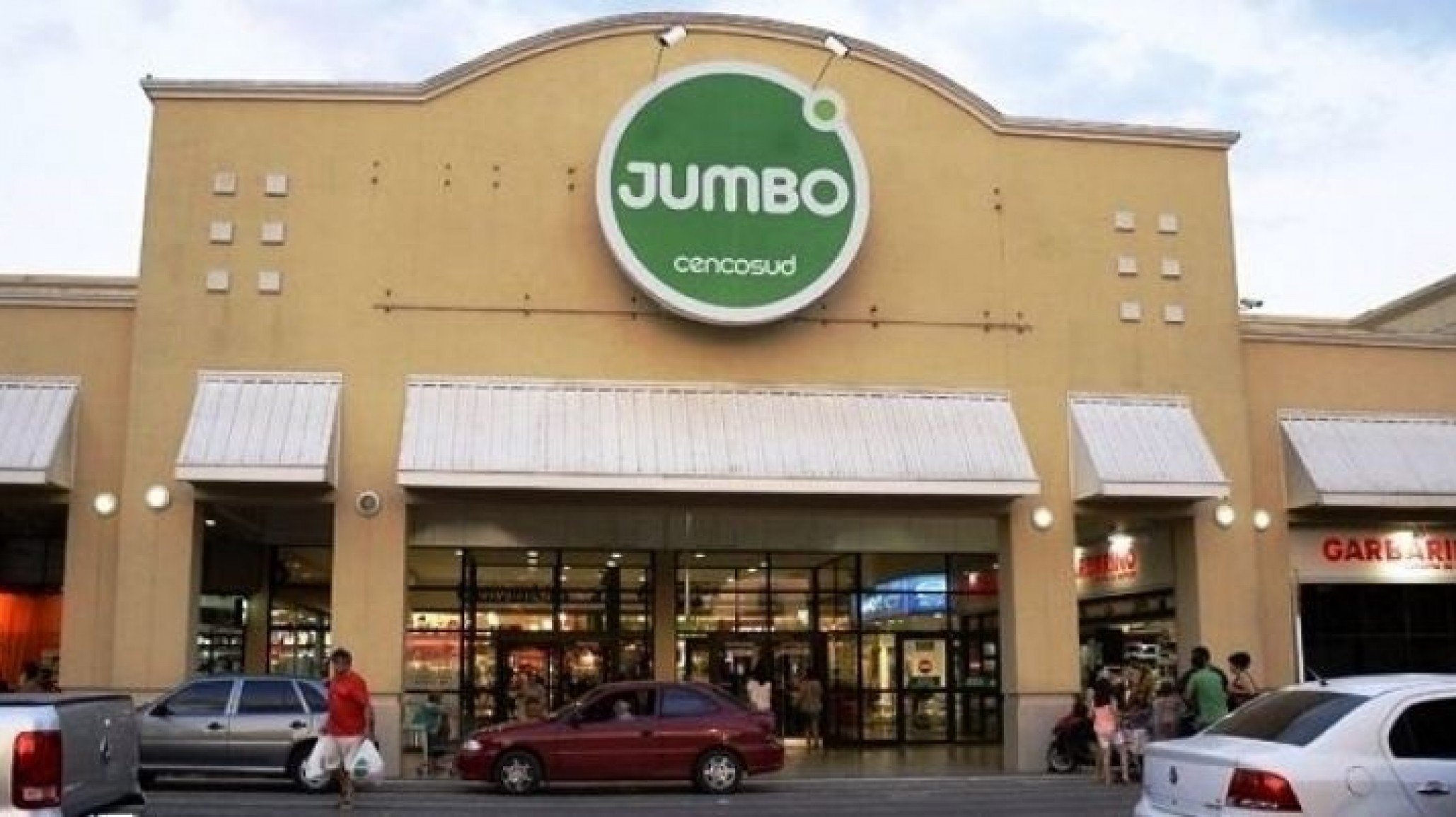 Falleció un empleado en un hipermercado de Neuquén: sus compañeros lo hallaron en el vestidor