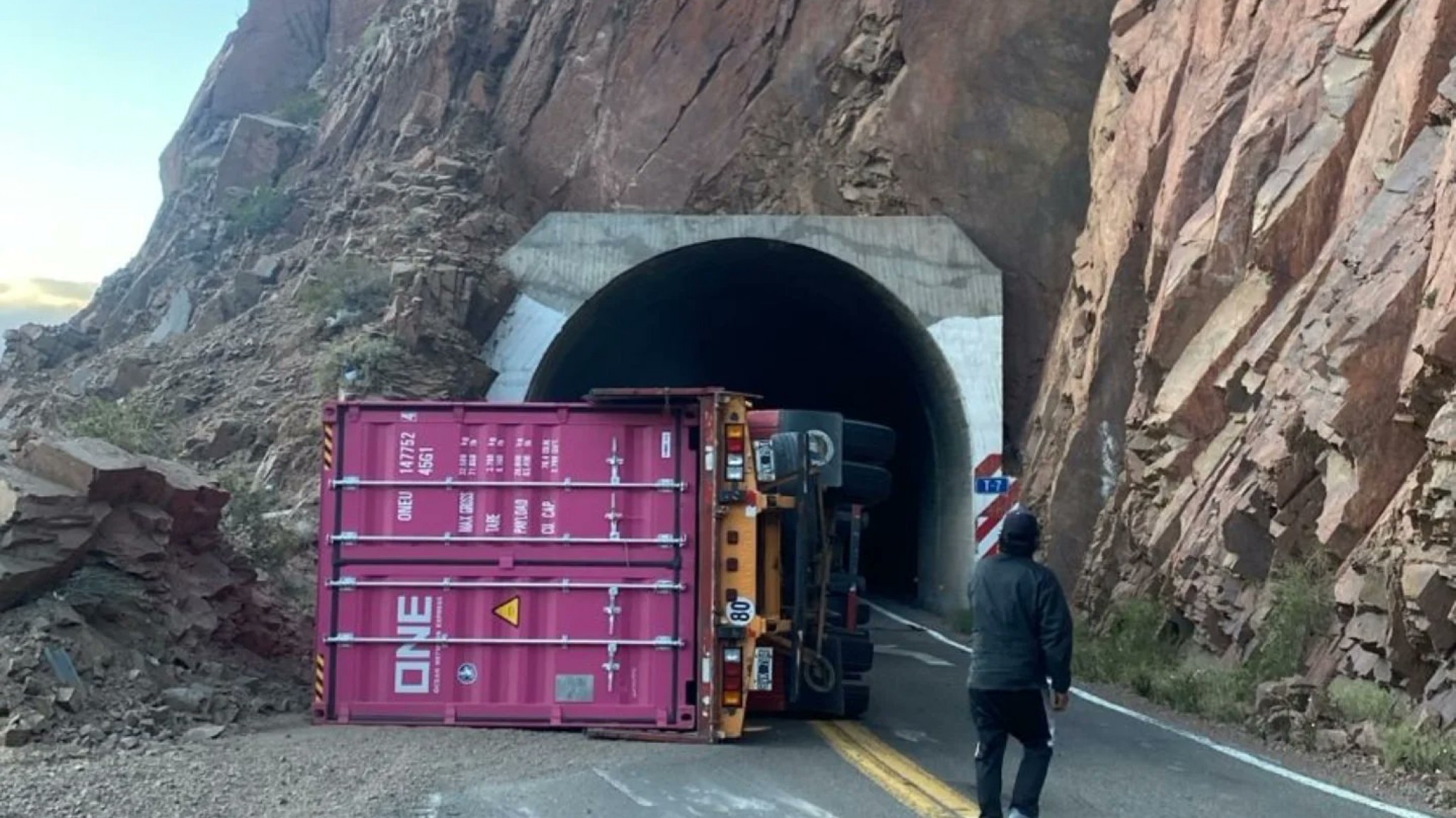 Volcó un camión en la Ruta 7 y cayó sobre un auto: un muerto