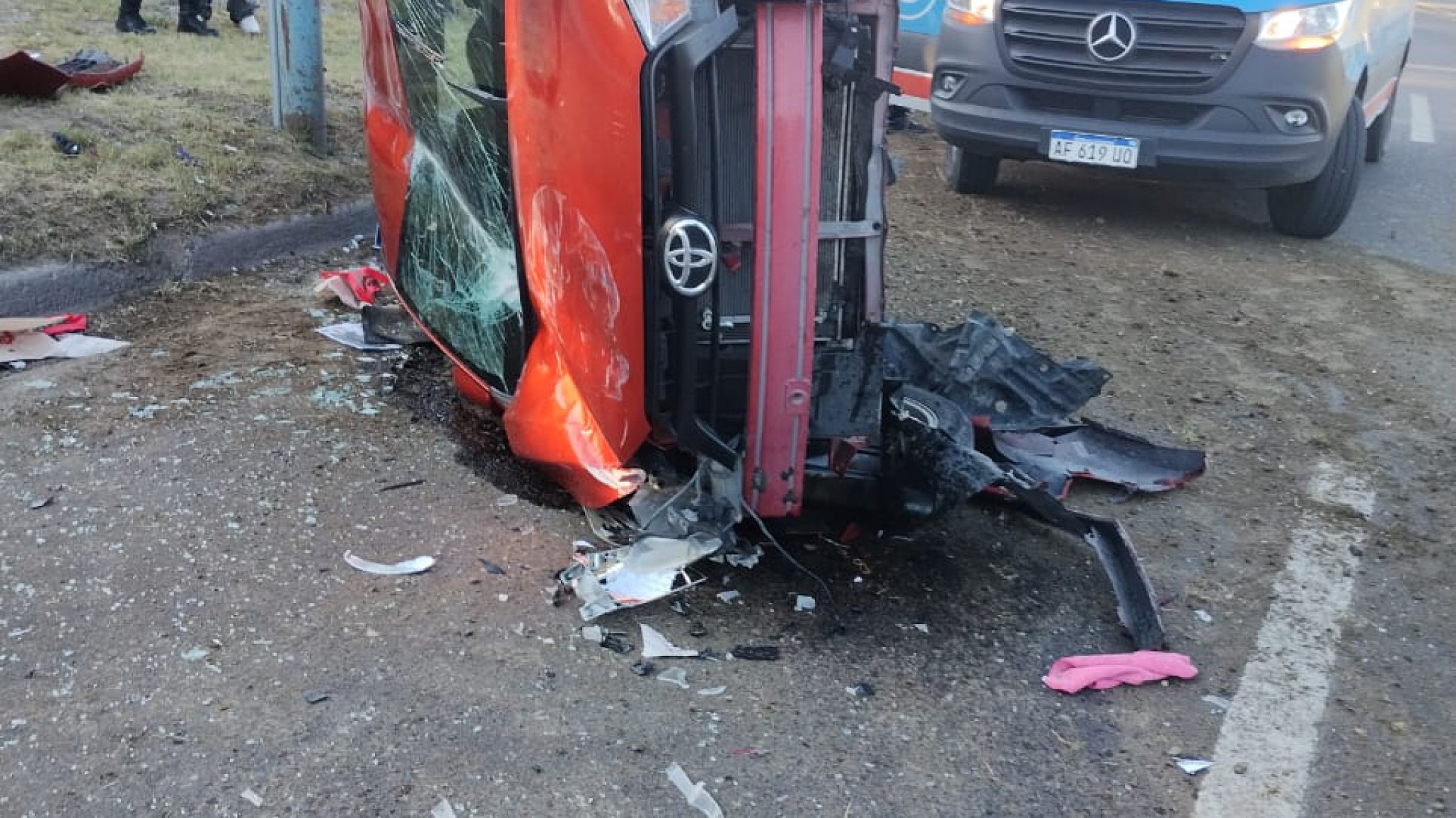 Conductor perdió el control de su vehículo, impactó contra la banquina y volcó