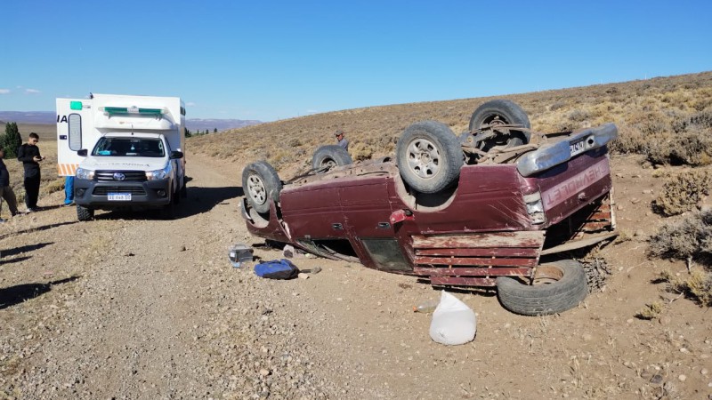 Volcó un auto en un camino rural