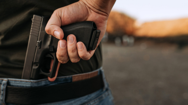 El Gobierno bajó a 18 años la edad mínima para portar armas