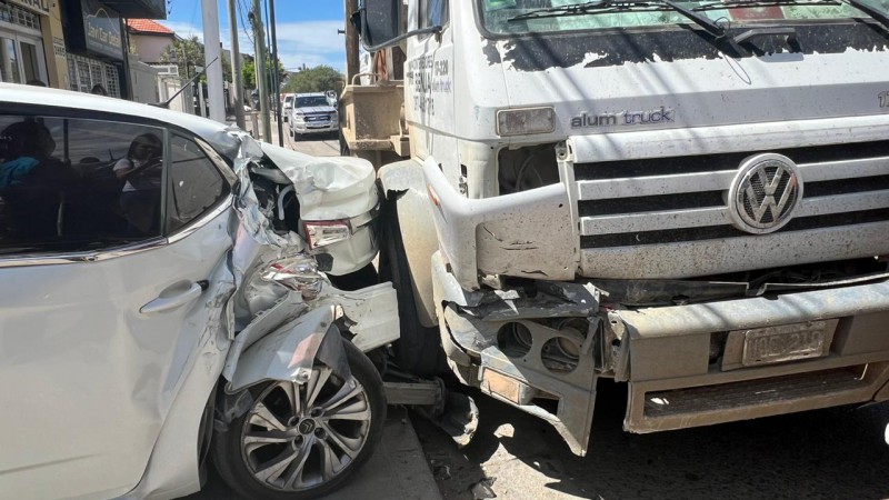 Caos en Av. Kennedy: Camión embistió a varios vehículos y dejó una mujer herida