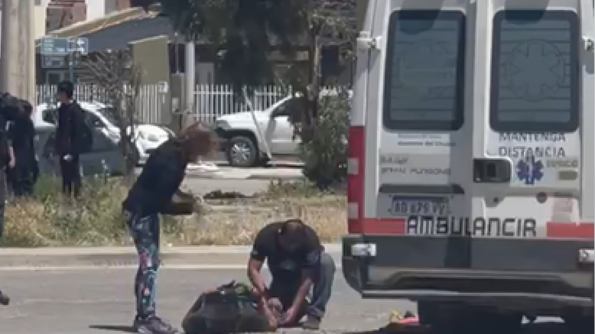 Accidente en la rotonda Kennedy y Chile: un policía fue asistido tras caer con su moto oficial