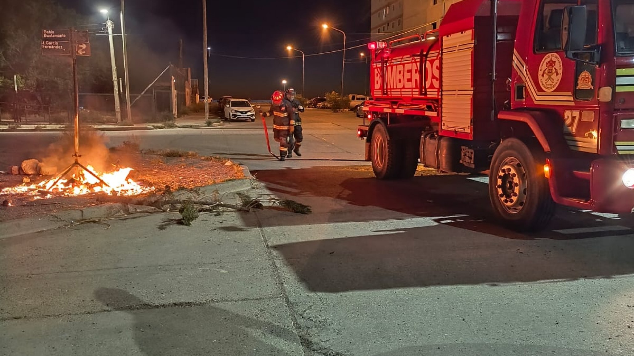 Un incendio en un contenedor de basura movilizó a bomberos y policías