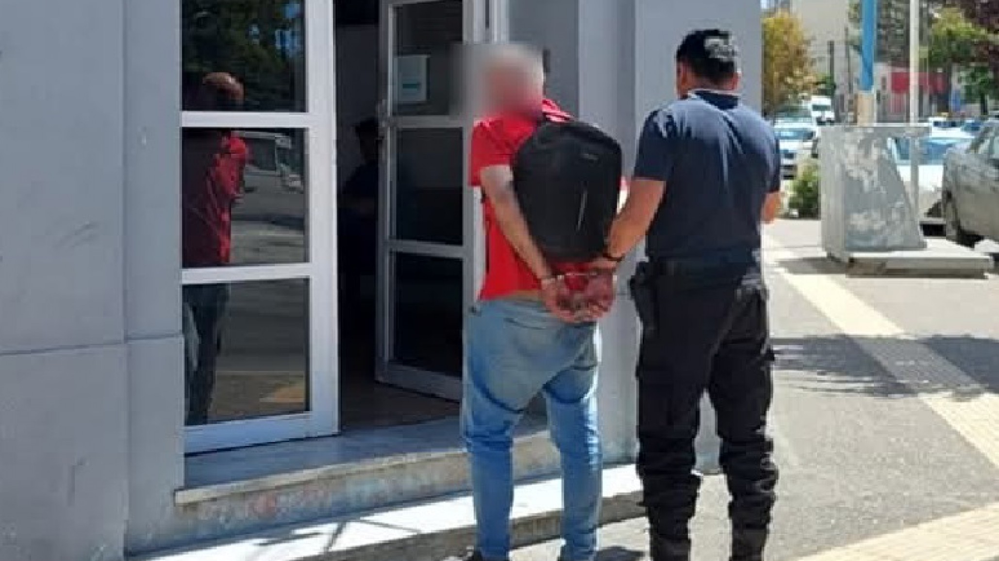 Cruzó la línea de caja sin pagar y terminó detenido