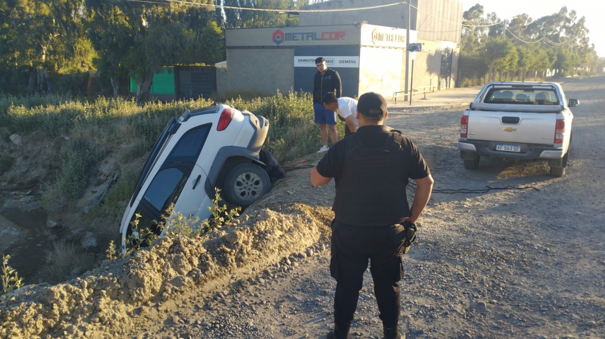 Se distrajo al volante, derrapó y quedó incrustado sobre un desagüe