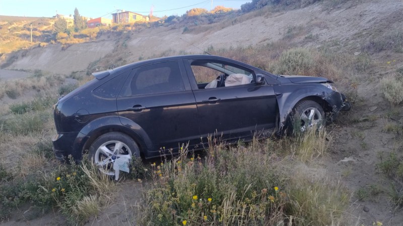 Salió a manejar alcoholizado y despistó contra la ladera del cerro