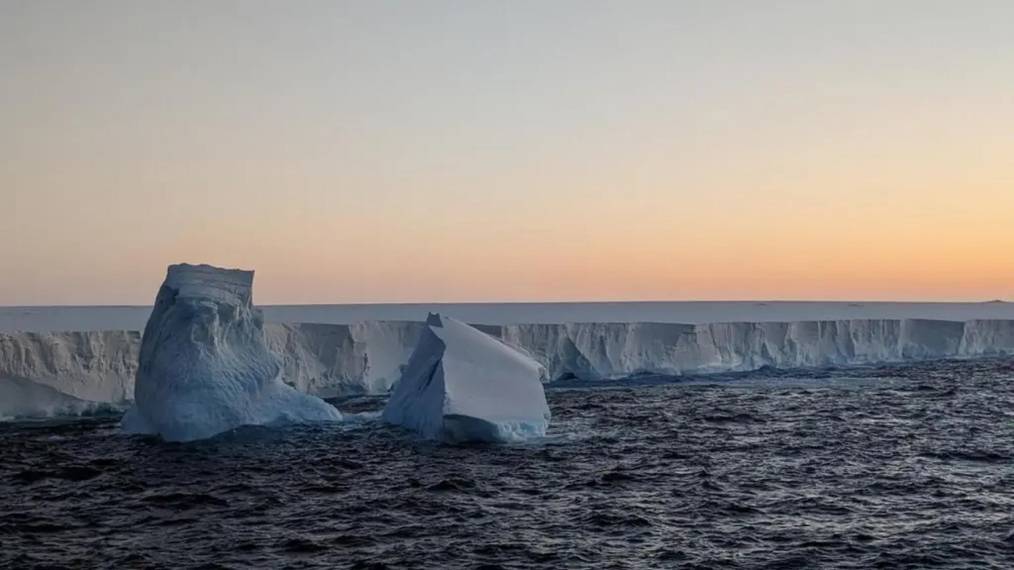 El iceberg más grande del mundo se desprendió y viaja hacia aguas cálidas