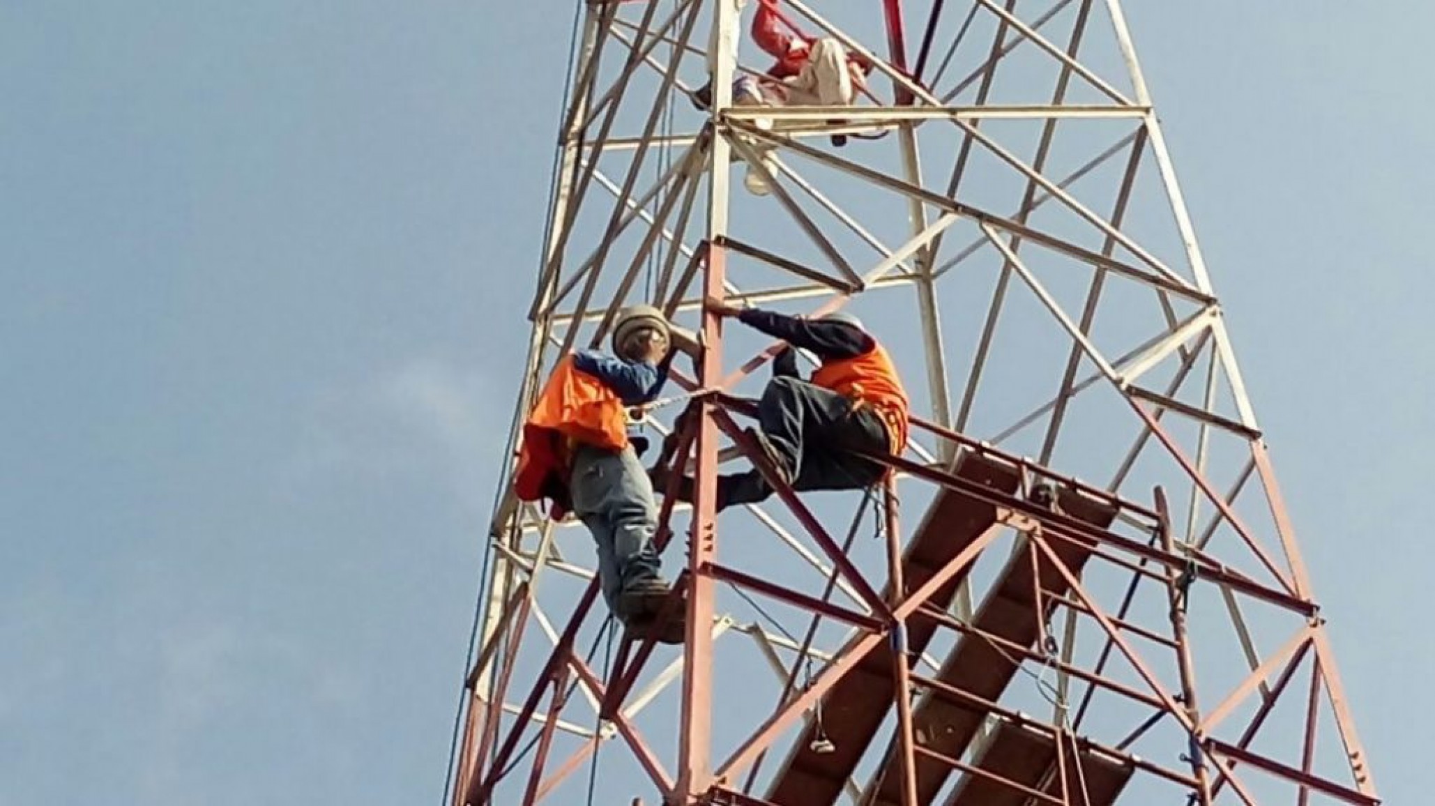 Tecka: Un operario cayó desde una torre y ahora lucha por su vida
