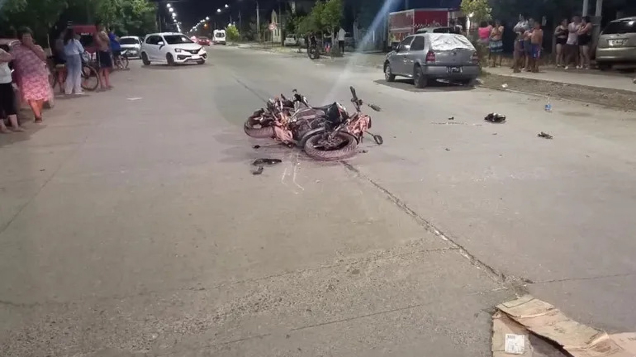 Una mujer alcoholizada chocó una moto y se dio a la fuga