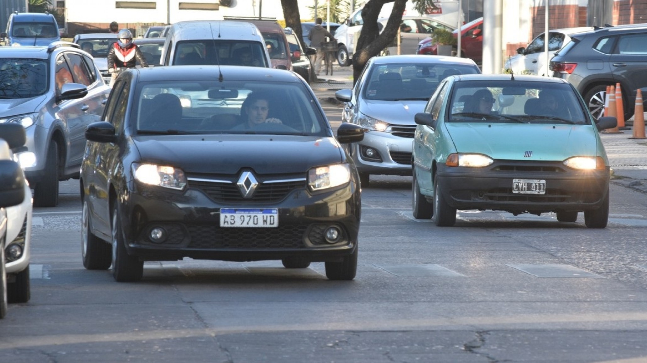 Habilitan una constancia digital para viajar al exterior ante la falta de patentes metálicas