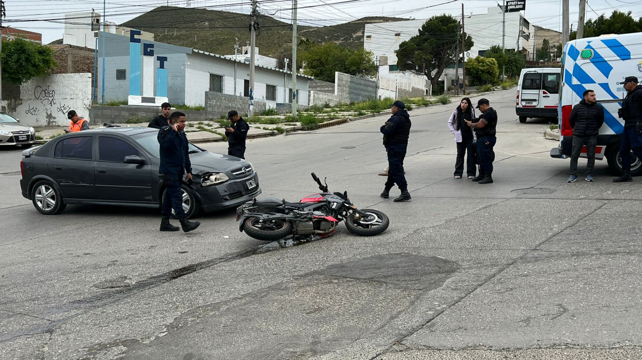 Choque en Ameghino y 13 de Diciembre: un motociclista fue trasladado al hospital