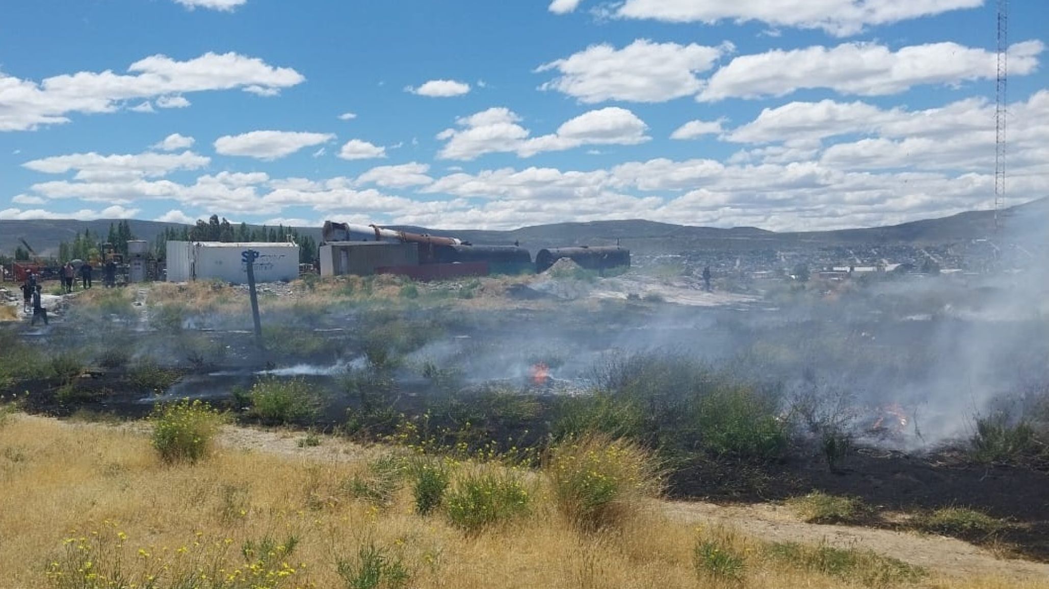 Bomberos acudieron a un incendio de pastizales en Av. Yrigoyen