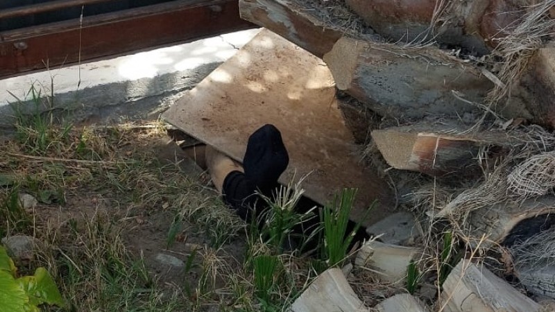 Accidente fatal en el Barrio Roca: Un hombre de 85 años murió al caer en una cloaca