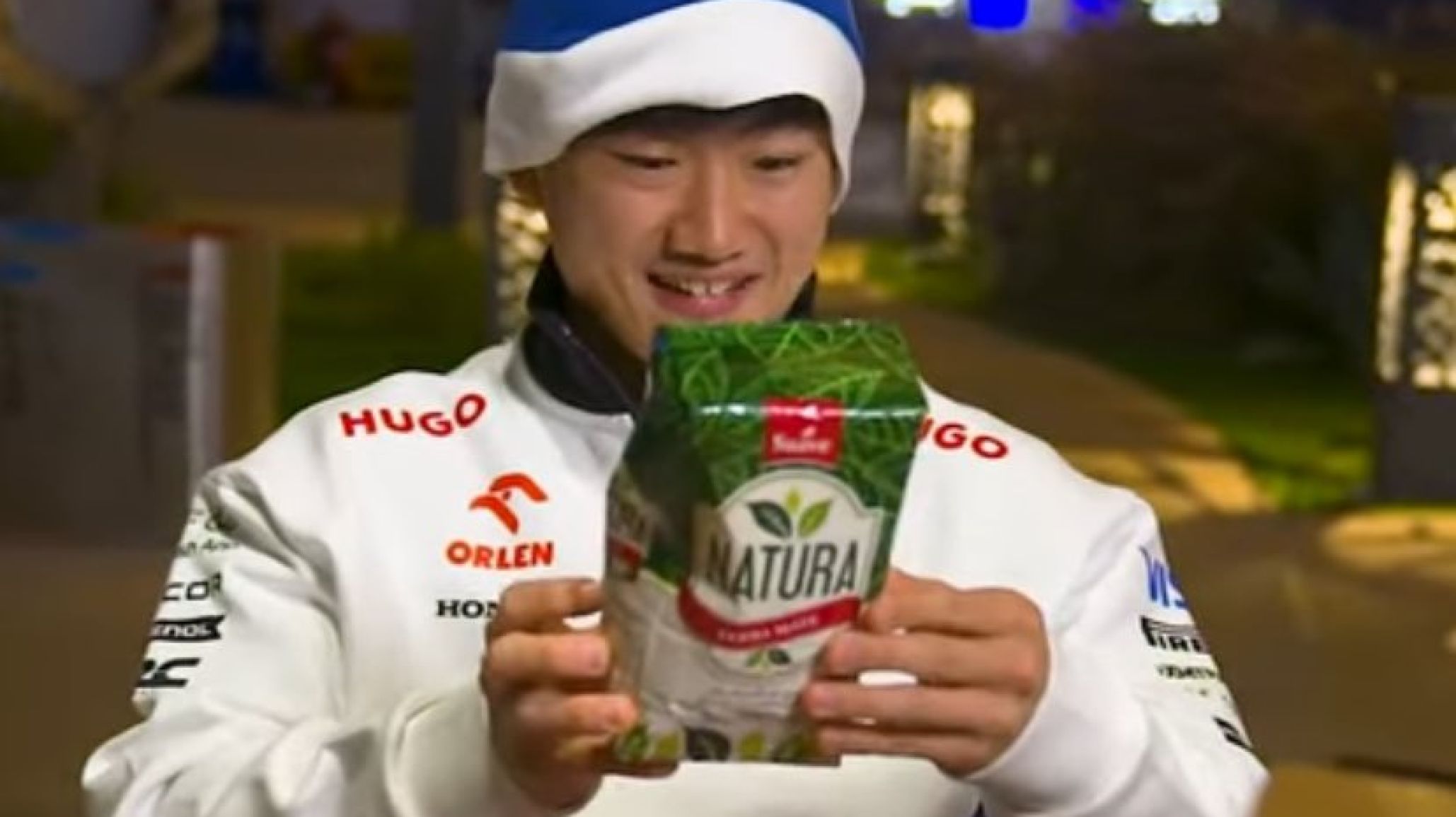 Franco Colapinto le regaló un mate y yerba al piloto japonés Yuki Tsunoda