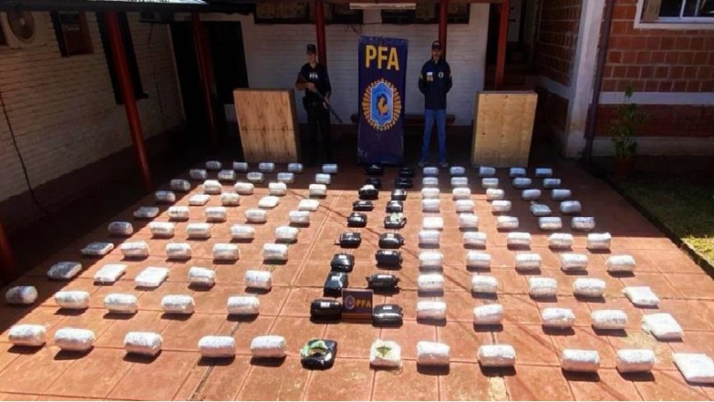 Intentaron enviar 128 kilos de marihuana por encomienda, pero un can detector lo descubrió