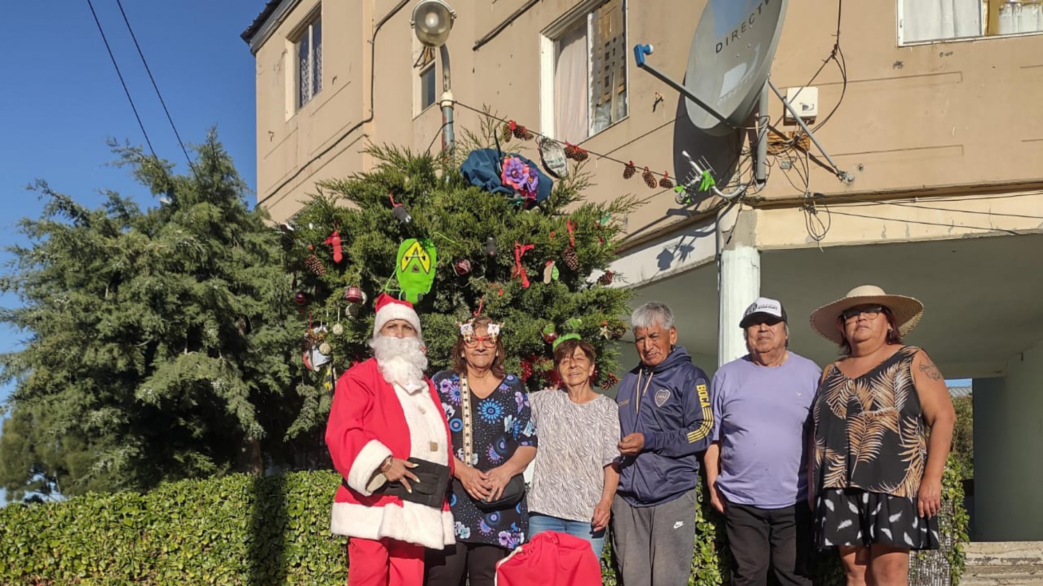 Vecinos de LU4 decoraron un árbol de Navidad tras 10 meses del derrumbe: "Estamos en busca de un milagro"