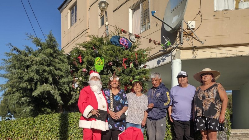 Vecinos de LU4 decoraron un árbol de Navidad tras 10 meses del derrumbe: "Estamos en busca de un milagro"