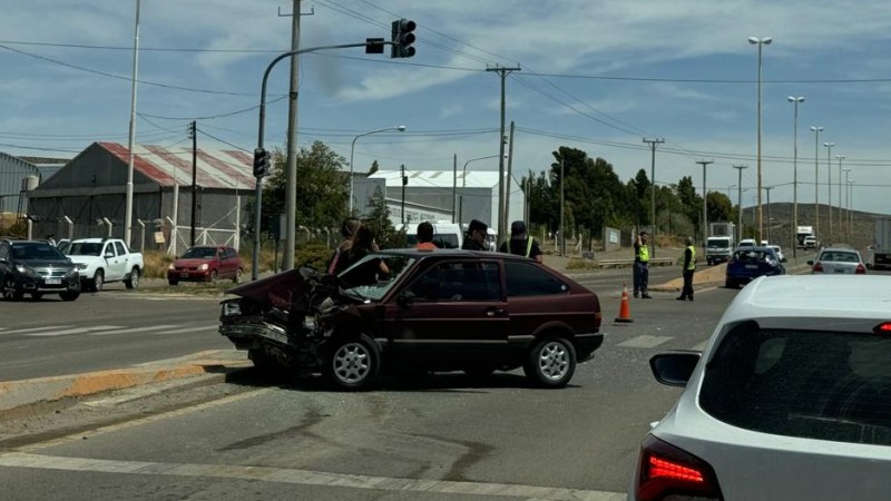 Fuerte choque en Yrigoyen y Riera: Un adolescente fue derivado al Hospital Regional