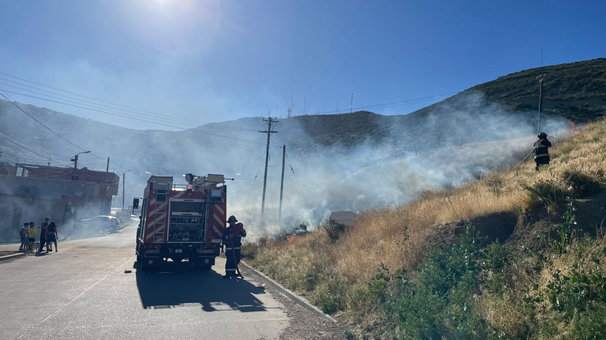 Los bomberos controlaron un incendio de pastizales