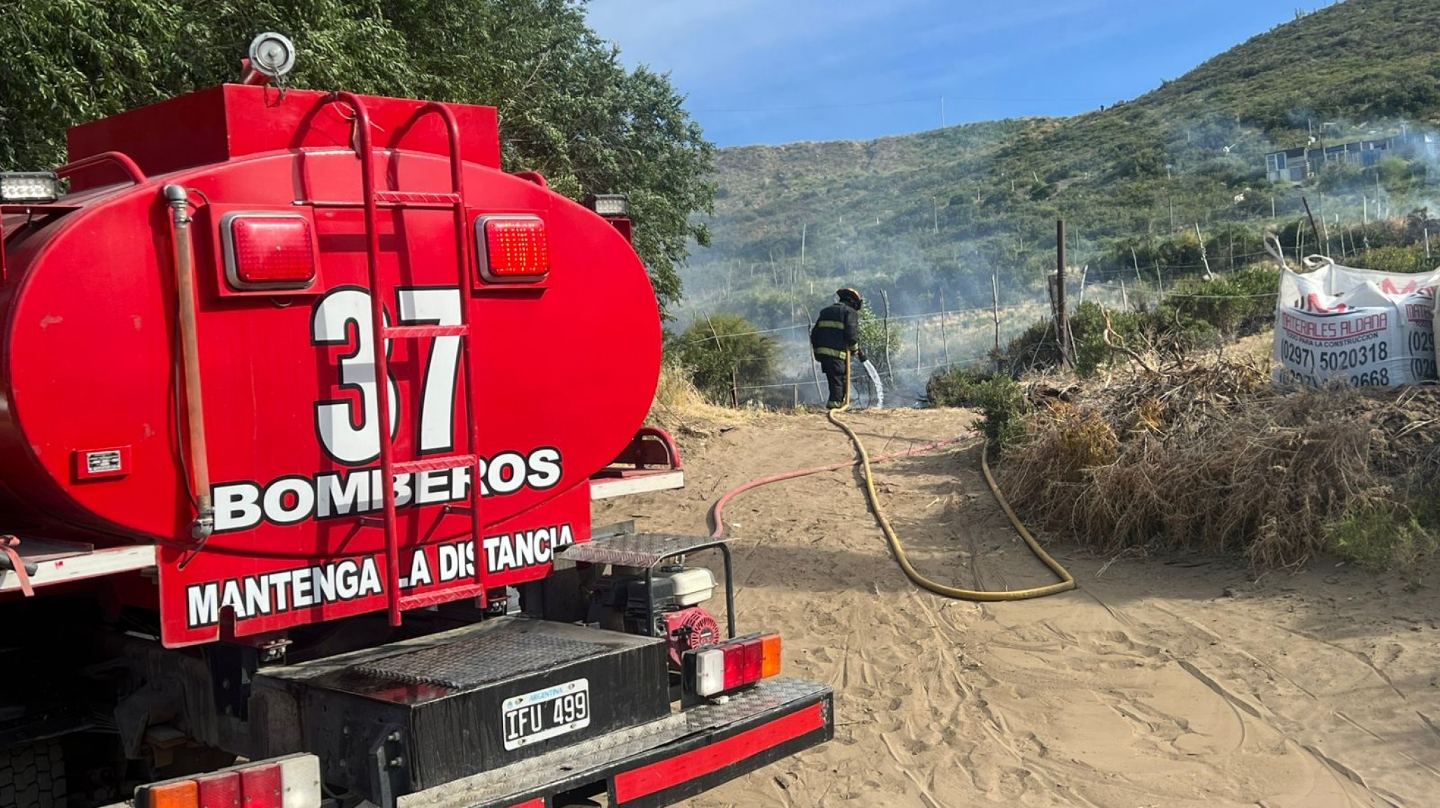 Los bomberos controlaron el incendio en el Cerro Roque González