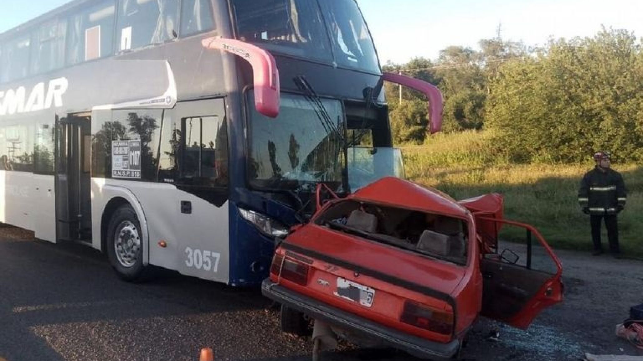 Colectivo de Andesmar chocó con un auto y un niño de 10 años está en grave estado