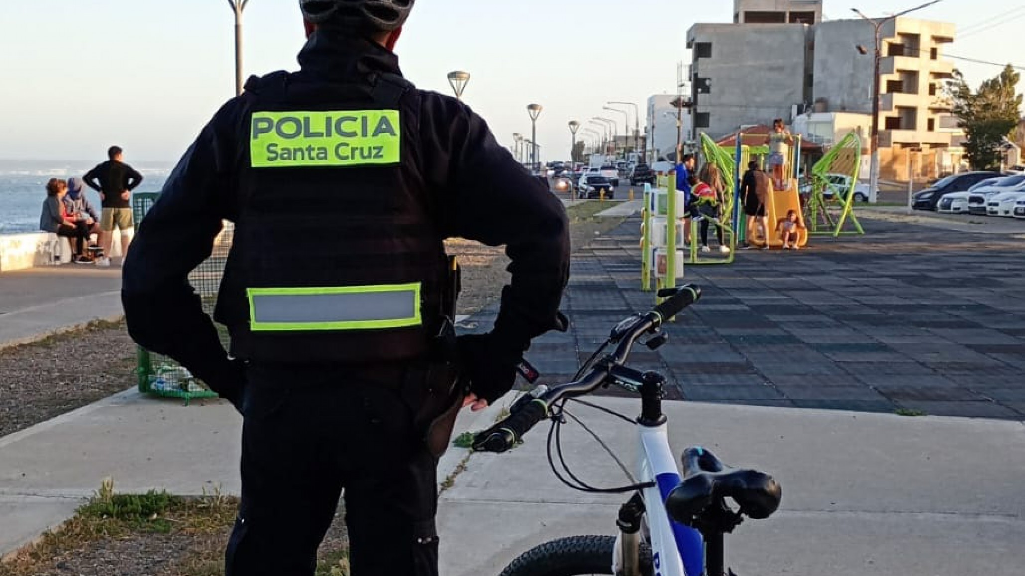Policías de Caleta Olivia salvaron a tres niños que se ahogaban en el mar