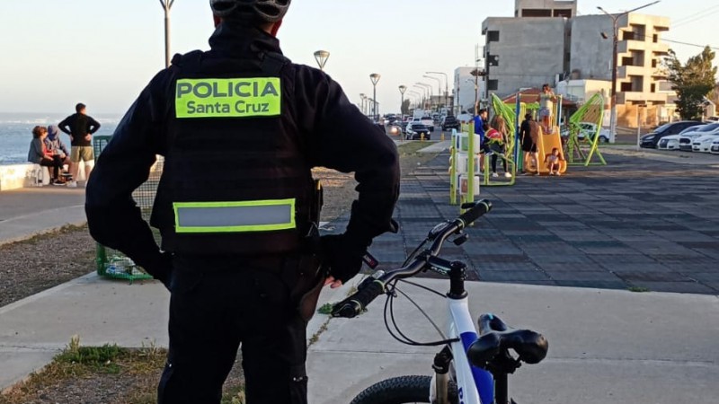 Policías de Caleta Olivia salvaron a tres niños que se ahogaban en el mar