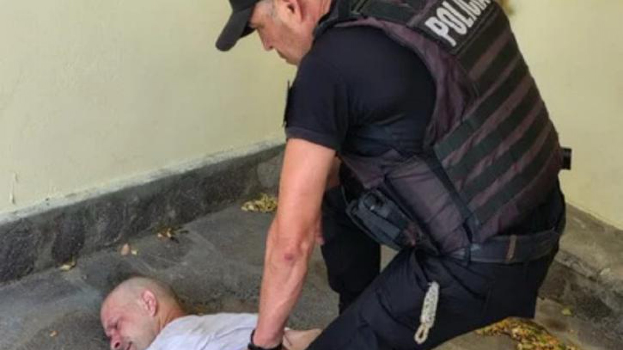 Violento ataque en Trelew: un hombre golpeó a su madre y se resistió a la policía