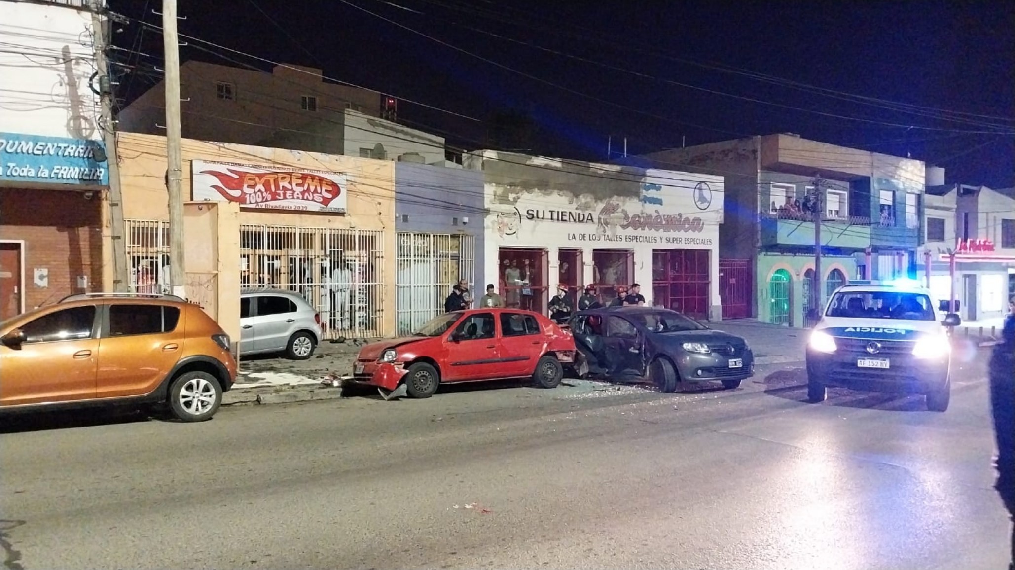 Un auto chocó a tres estacionados y dejó al conductor con algunos golpes