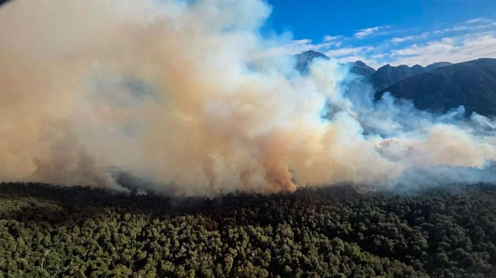 1800 hect醨eas afectadas en el incendio del Parque Nacional Nahuel Huapi