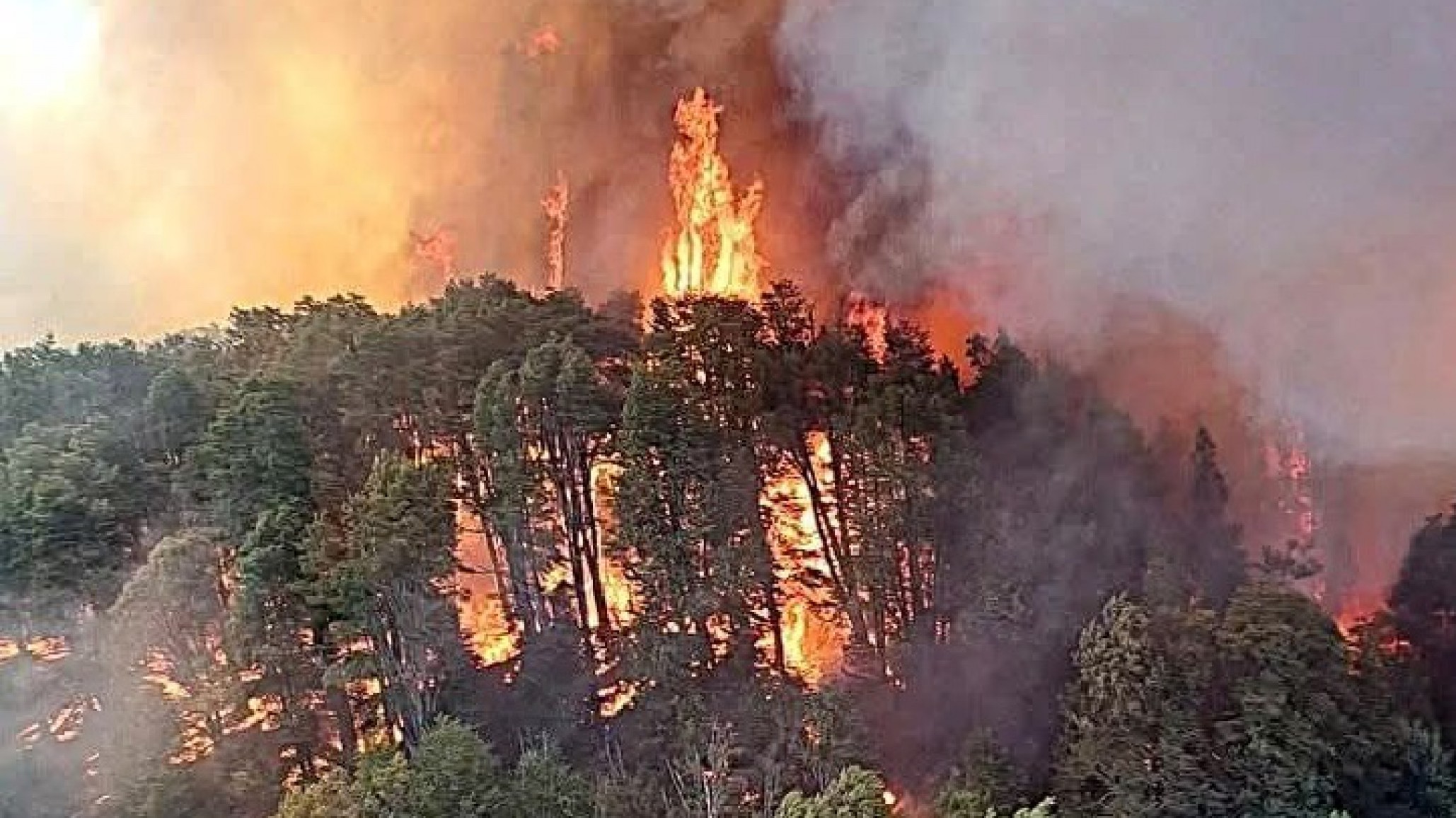 Se complica Bariloche: el fuego sigue amenazando al Nahuel Huapi